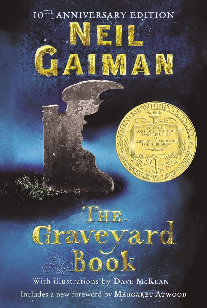 Couverture du livre « THE GRAVEYARD BOOK - ILLUSTRATIONS, NOIR ET BLANC » de Neil Gaiman, librairie Les Contes Infusés à Corte