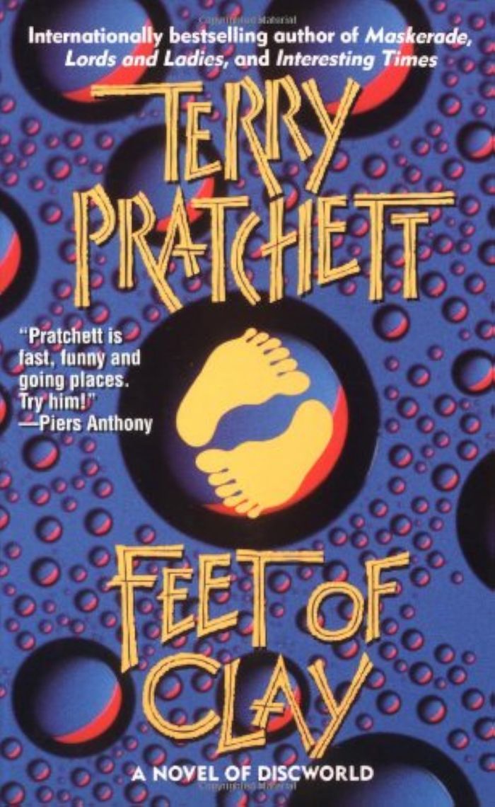 Couverture du livre « FEET OF CLAY » de Terry Pratchett, librairie Les Contes Infusés à Corte