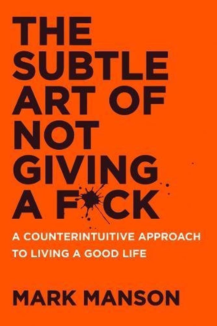 Couverture du livre « THE SUBTLE ART OF NOT GIVING A F*CK - A COUNTERINTUITIVE APPROACH TO LIVING A GOOD LIFE » de Mark Manson, librairie Les Contes Infusés à Corte