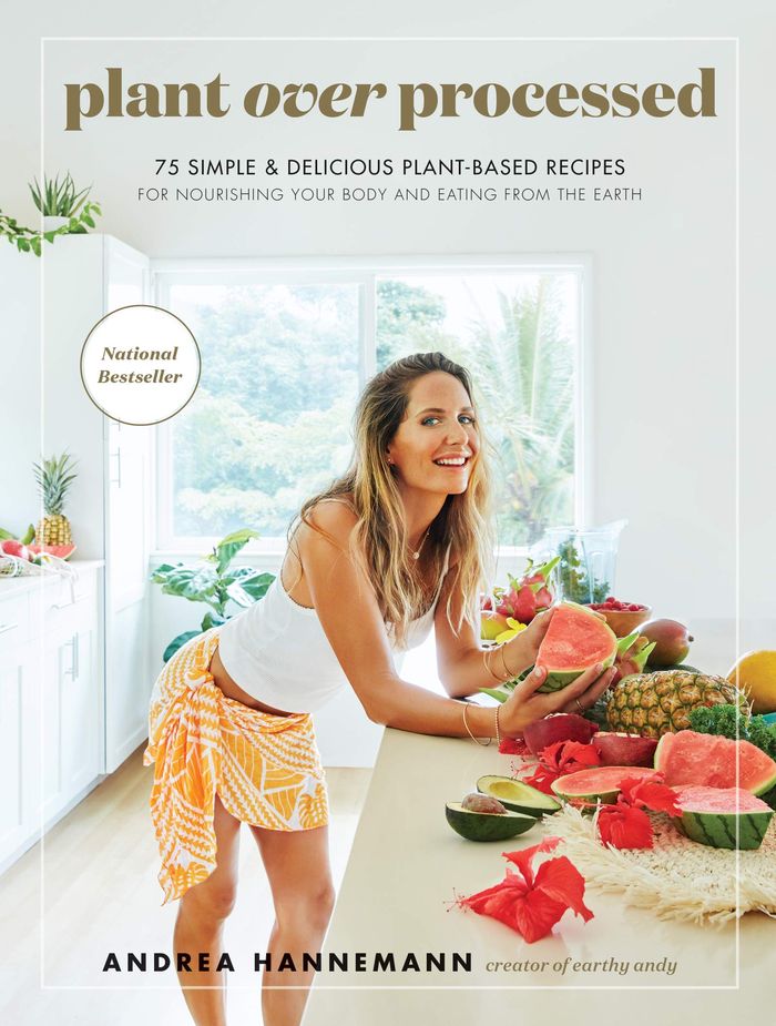 Couverture du livre « PLANT OVER PROCESSED - 75 SIMPLE & DELICIOUS PLANT-BASED RECIPES FOR NOURISHING YOUR BODY AND EATING » de Andrea Hannemann, librairie Les Contes Infusés à Corte