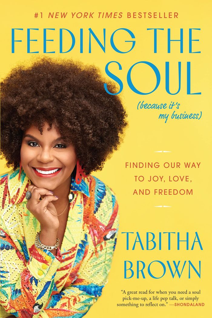 Couverture du livre « A FEEDING THE SOUL BOOK - T03 - FEEDING THE SOUL (BECAUSE IT'S MY BUSINESS) - FINDING OUR WAY TO JOY » de Tabitha Brown, librairie Les Contes Infusés à Corte