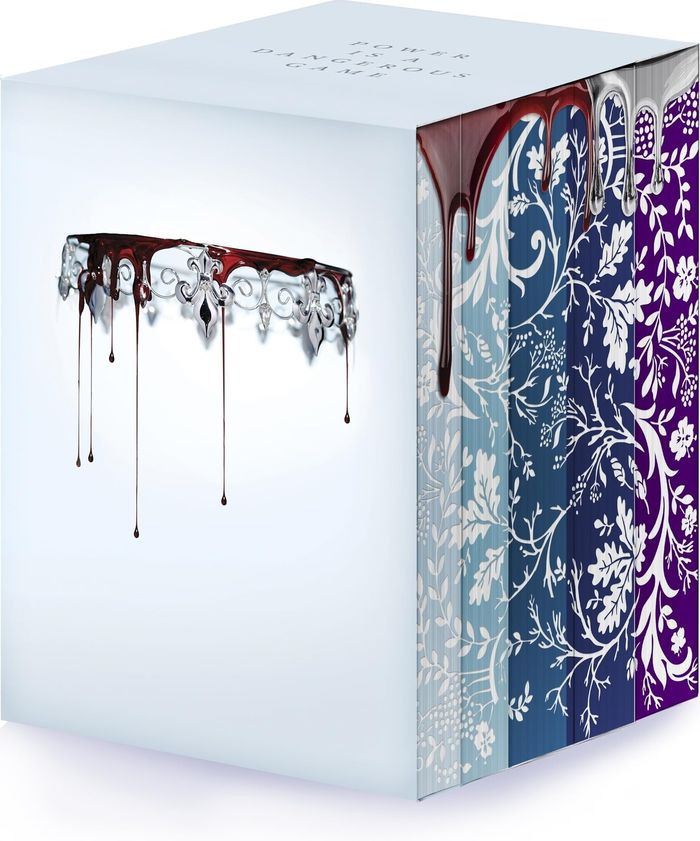 Couverture du livre « RED QUEEN 10TH ANNIVERSARY DELUXE 5-BOOK BOX SET WITH STENCILED EDGES - RED QUEEN, GLASS SWORD, KING », librairie Les Contes Infusés à Corte