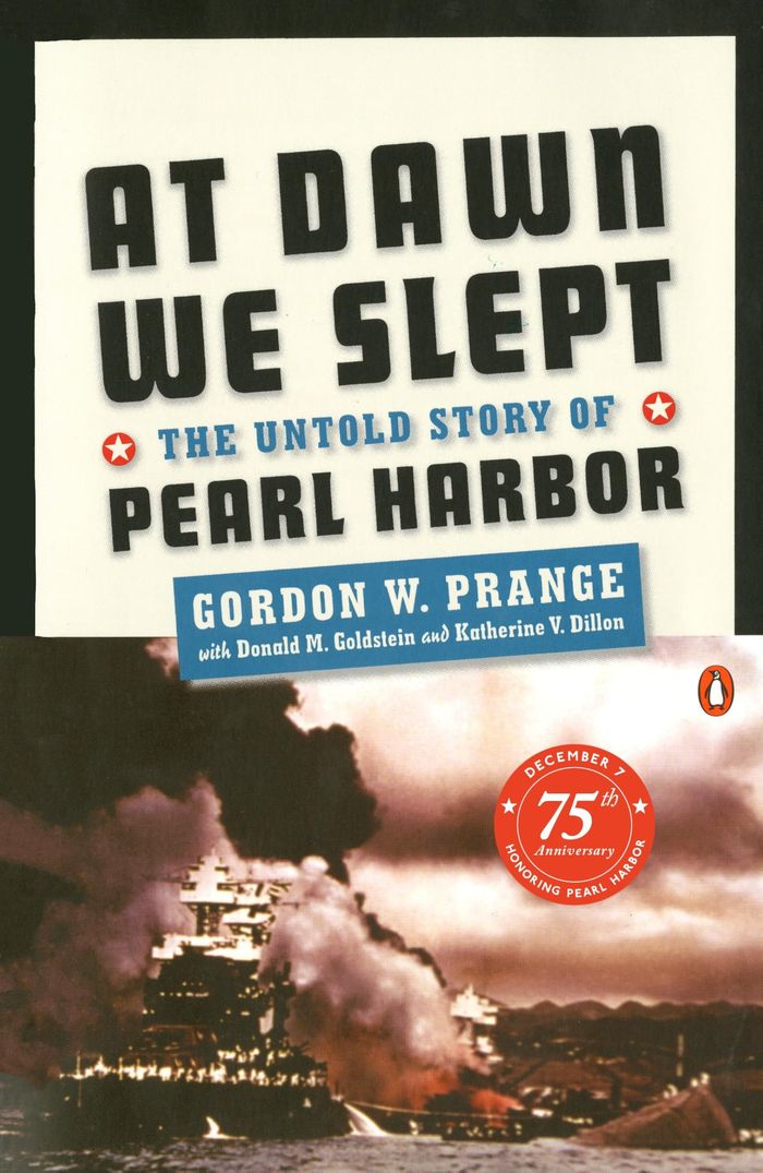 Couverture du livre « AT DAWN WE SLEPT - THE UNTOLD STORY OF PEARL HARBOR; REVISED EDITION » de Prange/goldstein, librairie Les Contes Infusés à Corte