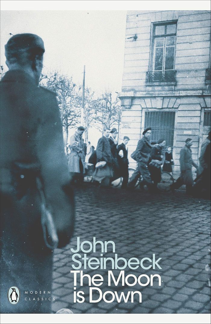 Couverture du livre « PENGUIN MODERN CLASSICS - THE MOON IS DOWN » de Steinbeck/coers, librairie Les Contes Infusés à Corte