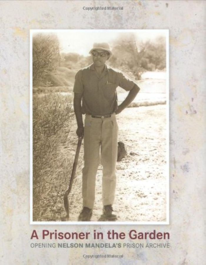Couverture du livre « A PRISONER IN THE GARDEN: OPENING NELSON MANDELA'S PRISON ARCHIVE » de Nelson Mandela Found, librairie Les Contes Infusés à Corte