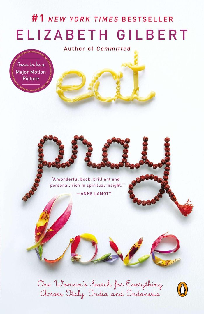 Couverture du livre « EAT PRAY LOVE - ONE WOMAN'S SEARCH FOR EVERYTHING ACROSS ITALY, INDIA AND INDONESIA (INTERNATION AL », librairie Les Contes Infusés à Corte