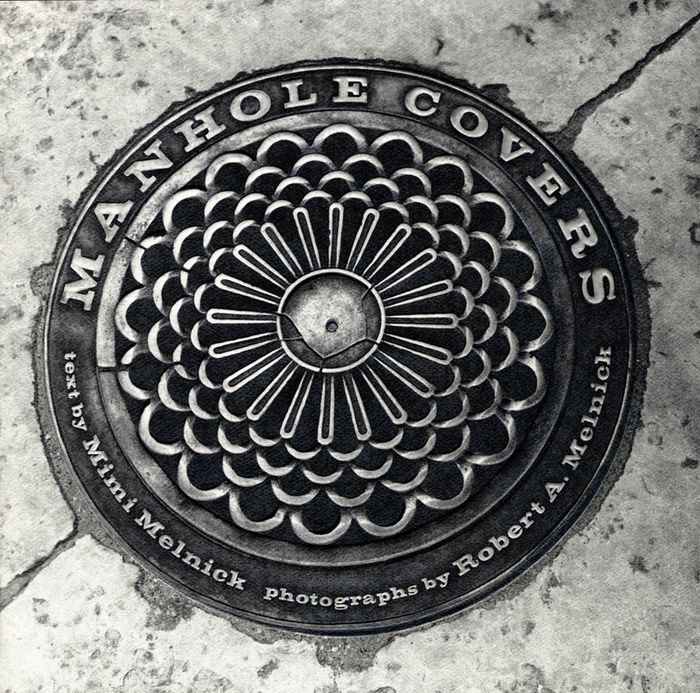 Couverture du livre « MANHOLE COVERS /ANGLAIS » de Mimi Melnick, librairie Les Contes Infusés à Corte