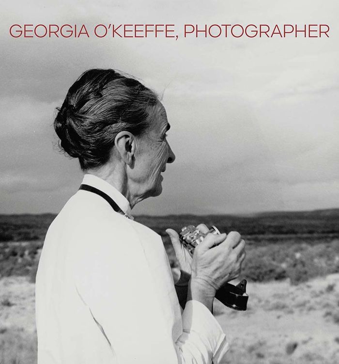 Couverture du livre « GEORGIA O'KEEFFE, PHOTOGRAPHER » de Volpe/plotek, librairie Les Contes Infusés à Corte