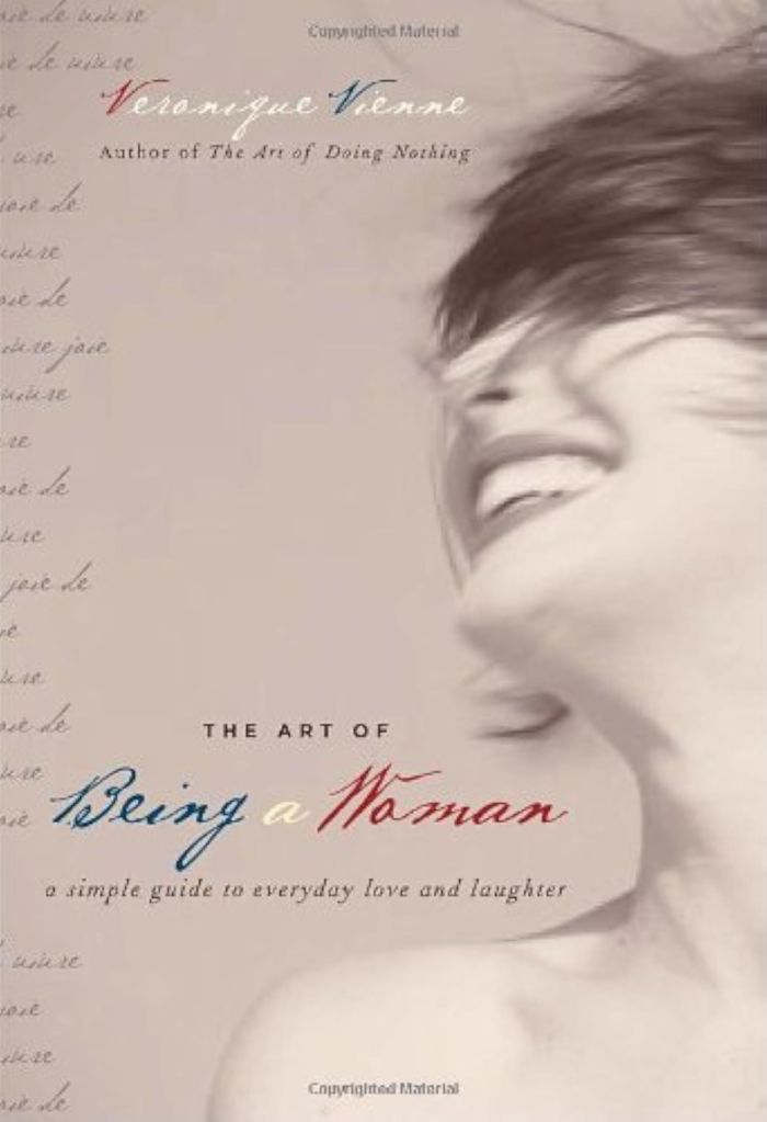 Couverture du livre « THE ART OF BEING A WOMAN » de Vienne, Veronique, librairie Les Contes Infusés à Corte