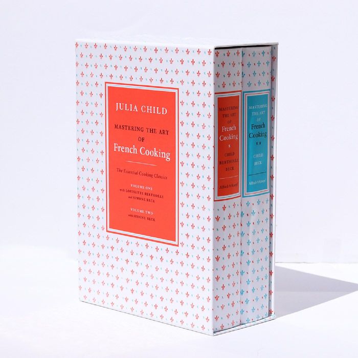 Couverture du livre « MASTERING THE ART OF FRENCH COOKING (2 VOLUME BOX SET) - A COOKBOOK » de Child/bertholle/beck, librairie Les Contes Infusés à Corte