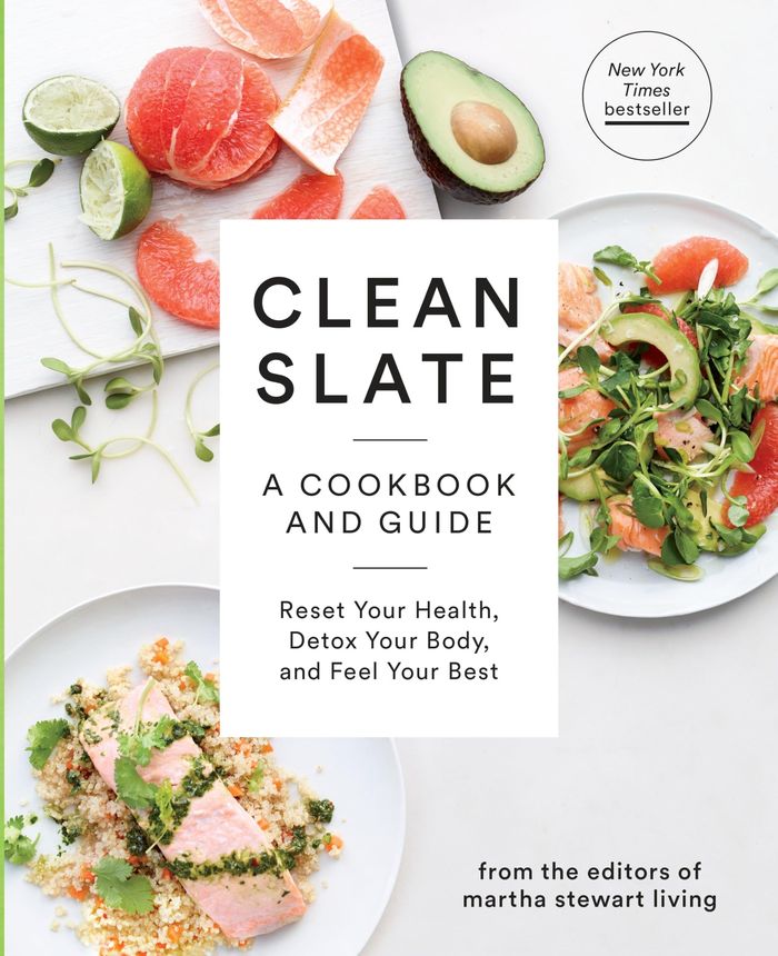 Couverture du livre « CLEAN SLATE - A COOKBOOK AND GUIDE: RESET YOUR HEALTH, DETOX YOUR BODY, AND FEEL YOUR BEST » de Editors Of Martha St, librairie Les Contes Infusés à Corte