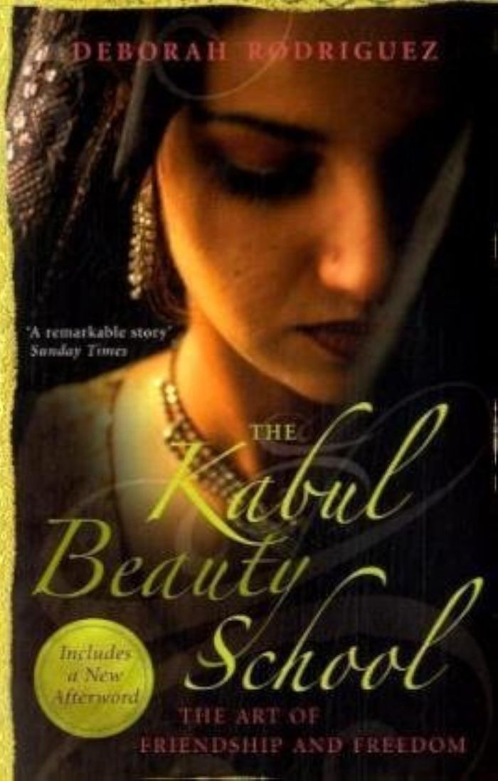 Couverture du livre « THE KABUL BEAUTY SCHOOL: THE ART OF FRIENDSHIP AND FREEDOM », librairie Les Contes Infusés à Corte