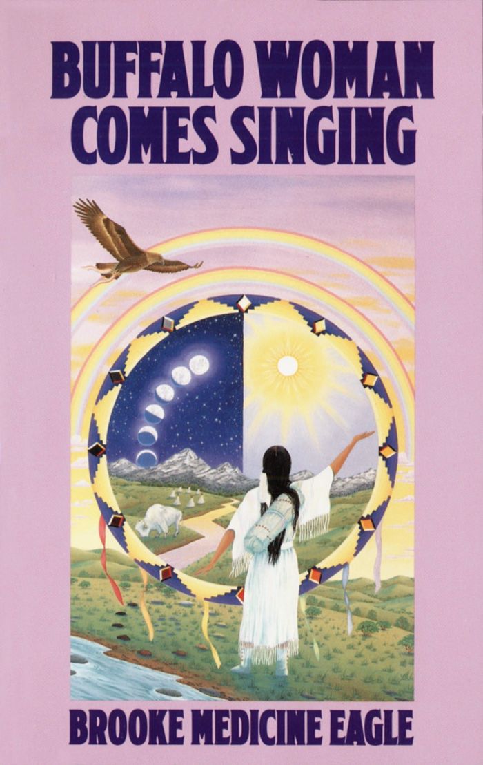 Couverture du livre « BUFFALO WOMAN COMES SINGING », librairie Les Contes Infusés à Corte