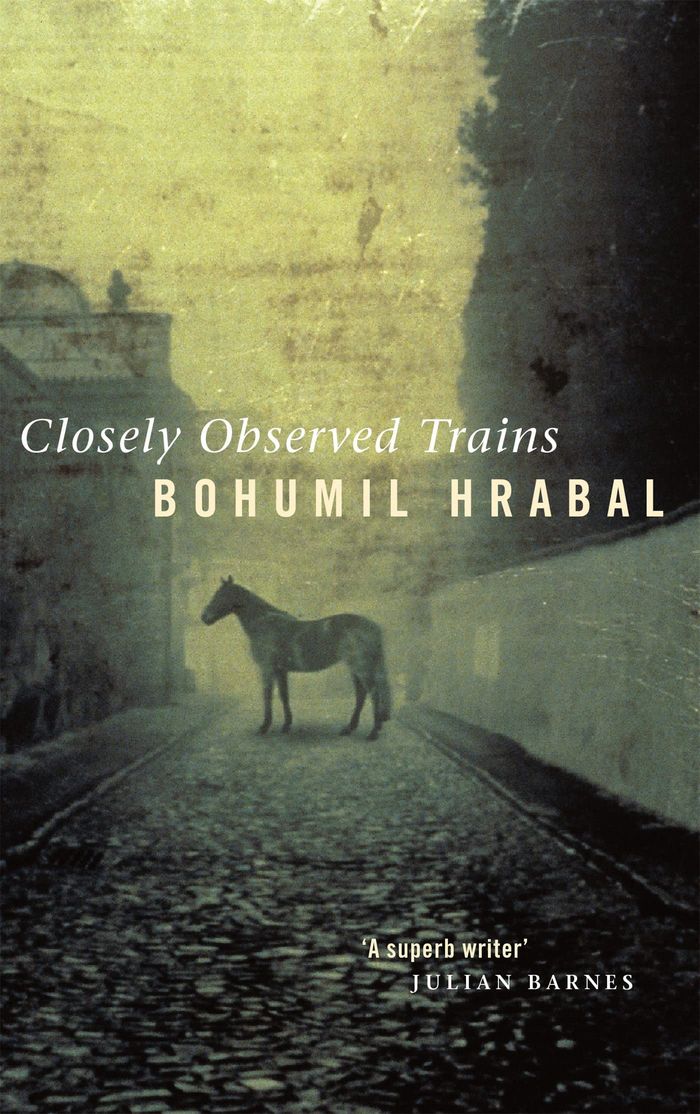 Couverture du livre « CLOSELY OBSERVED TRAINS » de Bohumil Hrabal, librairie Les Contes Infusés à Corte