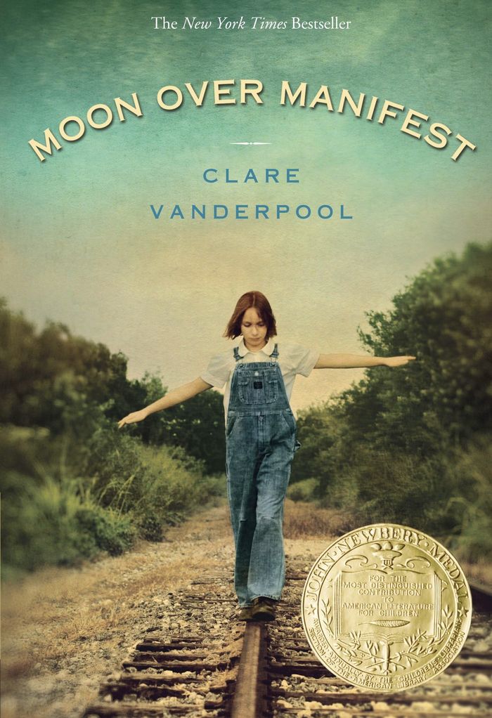 Couverture du livre « MOON OVER MANIFEST - (NEWBERY MEDAL WINNER) » de Clare Vanderpool, librairie Les Contes Infusés à Corte