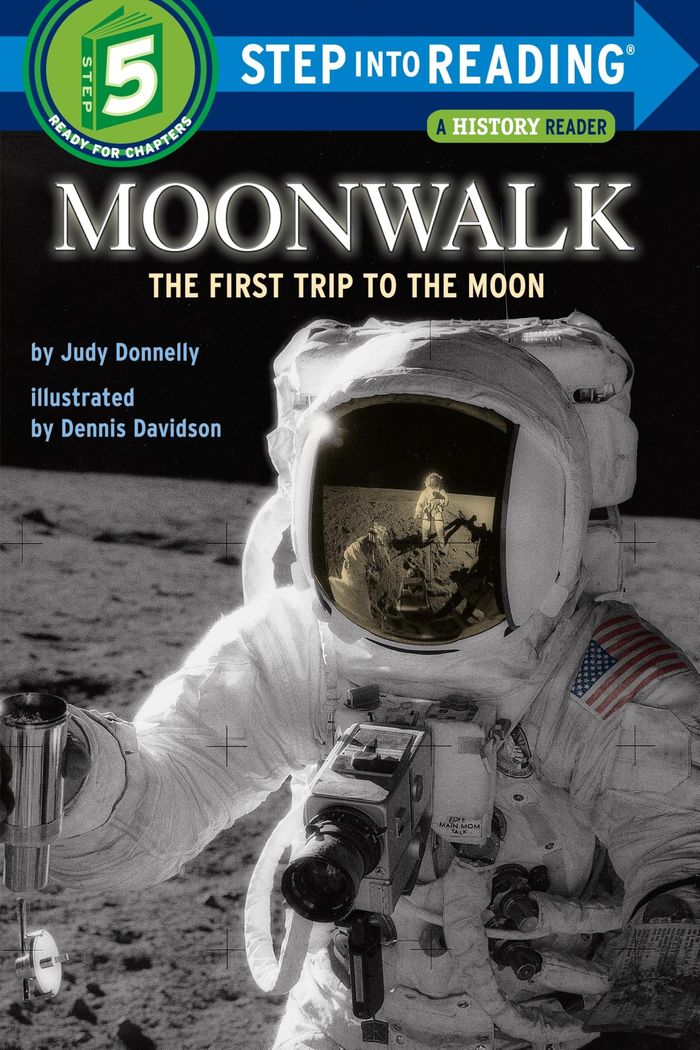 Couverture du livre « STEP INTO READING - MOONWALK - THE FIRST TRIP TO THE MOON », librairie Les Contes Infusés à Corte