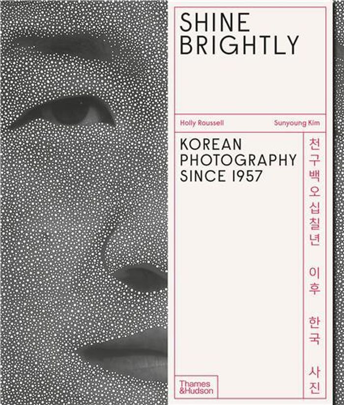 Couverture du livre « SHINE BRIGHTLY: KOREAN PHOTOGRAPHY SINCE 1957 /ANGLAIS » de Kim/roussell, librairie Les Contes Infusés à Corte