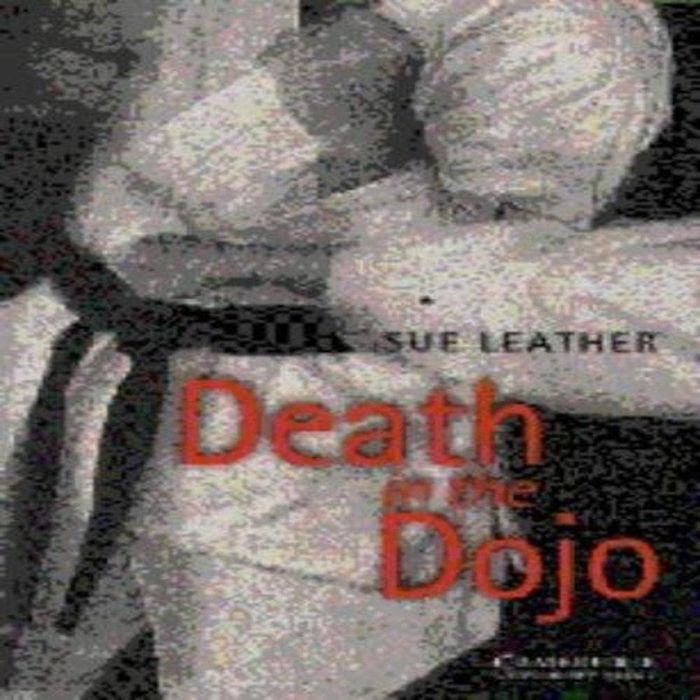 Couverture du livre « CAMBRIDGE ENGLISH READERS - DEATH IN THE DOJO LEVEL 5 » de Sue Leather, librairie Les Contes Infusés à Corte