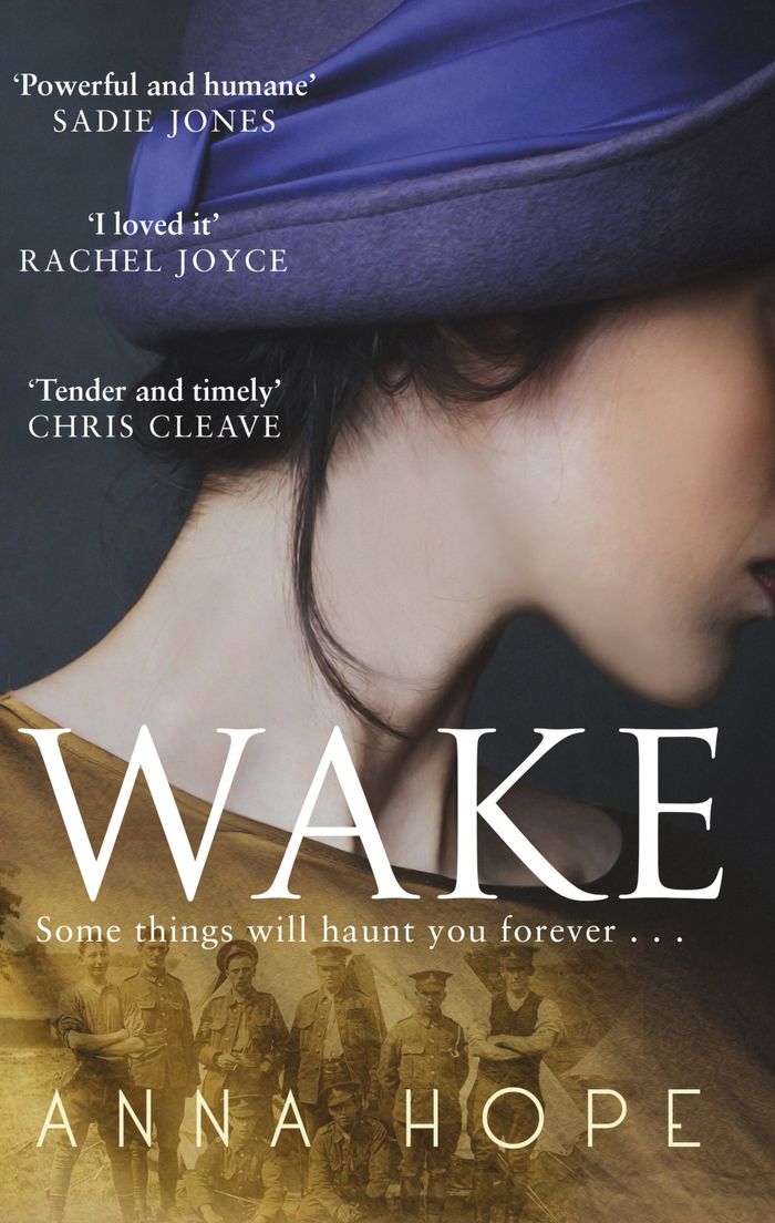 Couverture du livre « WAKE - A HEARTRENDING STORY OF THREE WOMEN AND THE JOURNEY OF THE UNKNOWN WARRIOR » de Anna Hope, librairie Les Contes Infusés à Corte