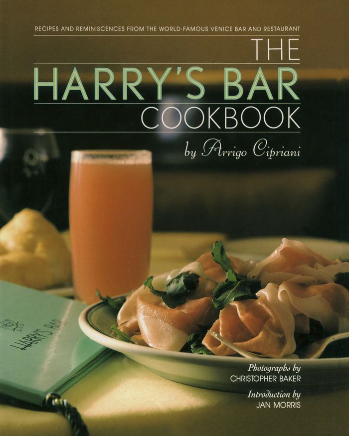 Couverture du livre « THE HARRY'S BAR COOKBOOK - RECIPES AND REMINISCENCES FROM THE WORLD-FAMOUS VENICE BAR AND RESTAURANT », librairie Les Contes Infusés à Corte