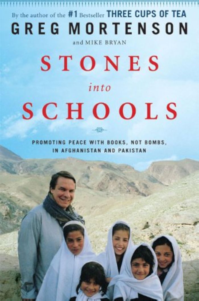 Couverture du livre « STONES INTO SCHOOLS » de Mortensen, Greg, librairie Les Contes Infusés à Corte
