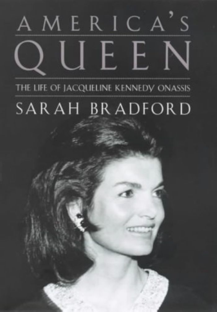 Couverture du livre « THE AMERICA S QUEEN » de Sarah Bradford, librairie Les Contes Infusés à Corte
