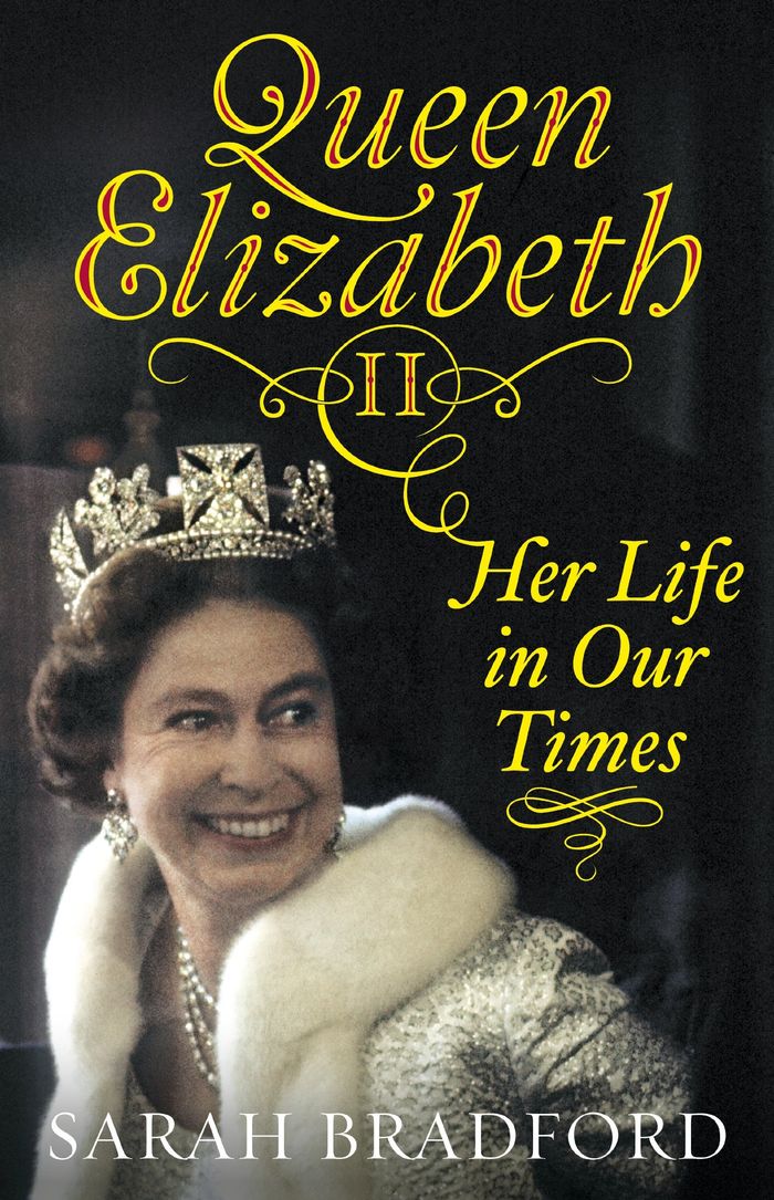 Couverture du livre « QUEEN ELIZABETH II: HER LIFE IN OUR TIMES » de Bradford, Sarah, librairie Les Contes Infusés à Corte