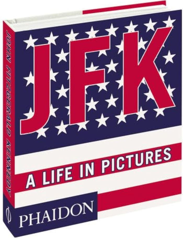 Couverture du livre « JFK A LIFE IN PICTURES » de Dherbier/verlha, librairie Les Contes Infusés à Corte
