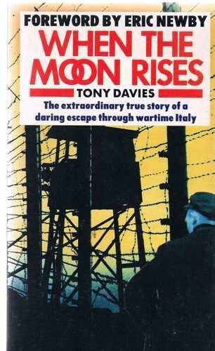 Couverture du livre « WHEN THE MOON RISES: AN ESCAPE THROUGH WARTIME ITALY » de Tony Davies, librairie Les Contes Infusés à Corte
