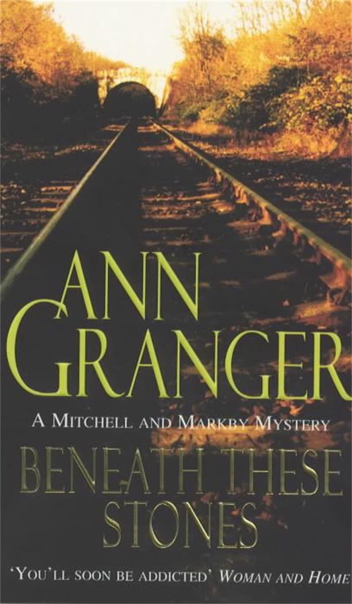 Couverture du livre « BENEATH THESE STONES (MITCHELL & MARKBY 12) - A MURDEROUS ENGLISH VILLAGE CRIME NOVEL » de Ann Granger, librairie Les Contes Infusés à Corte