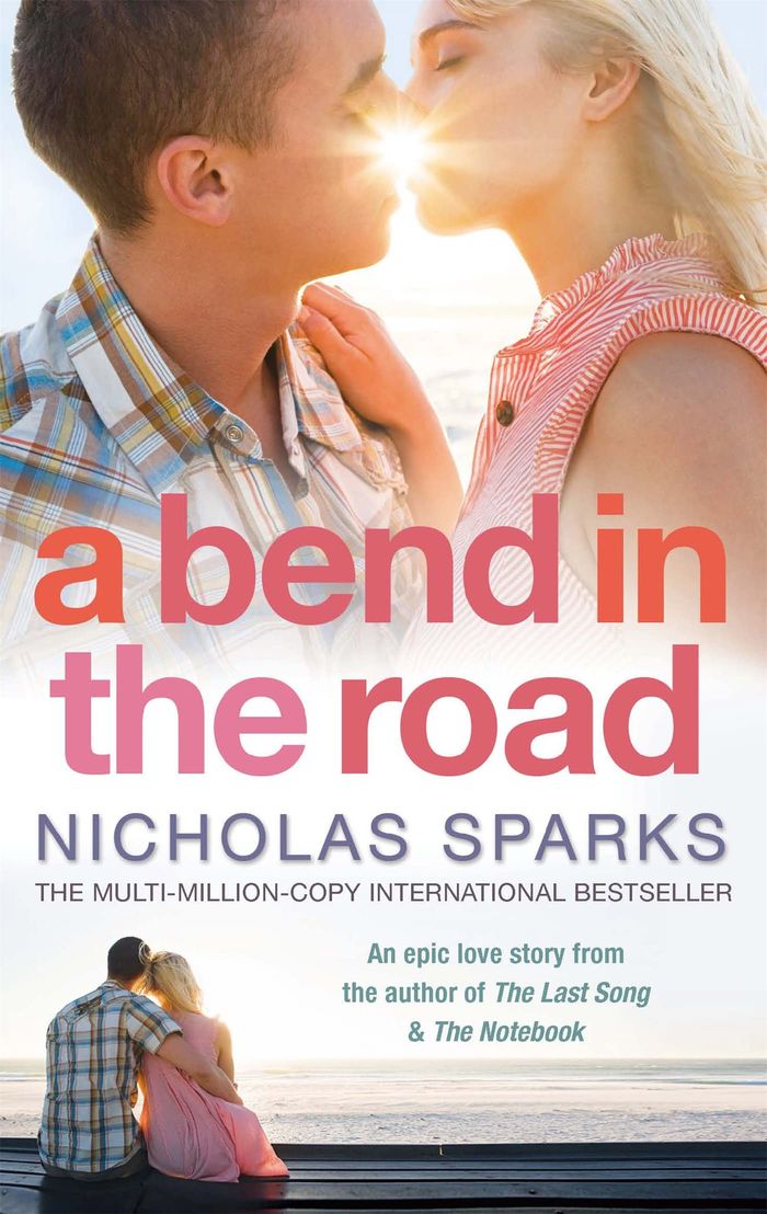 Couverture du livre « A BEND IN THE ROAD » de Nicholas Sparks, librairie Les Contes Infusés à Corte