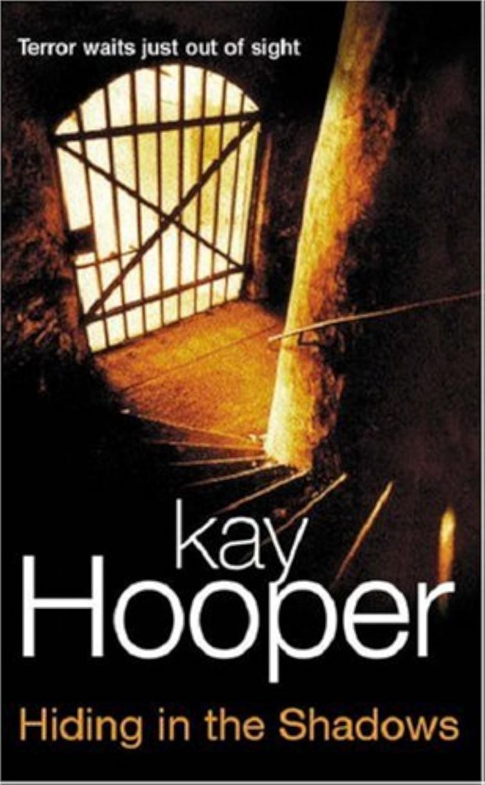 Couverture du livre « HIDING THE SHADOWS » de Kay Hooper, librairie Les Contes Infusés à Corte