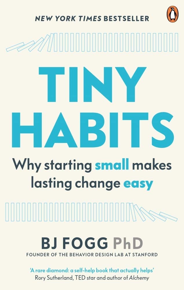 Couverture du livre « TINY HABITS - WHY STARTING SMALL MAKES LASTING CHANGE EASY », librairie Les Contes Infusés à Corte
