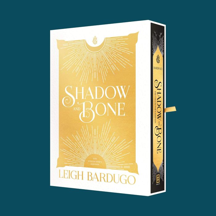Couverture du livre « SHADOW AND BONE » de Bardugo, Leigh, librairie Les Contes Infusés à Corte