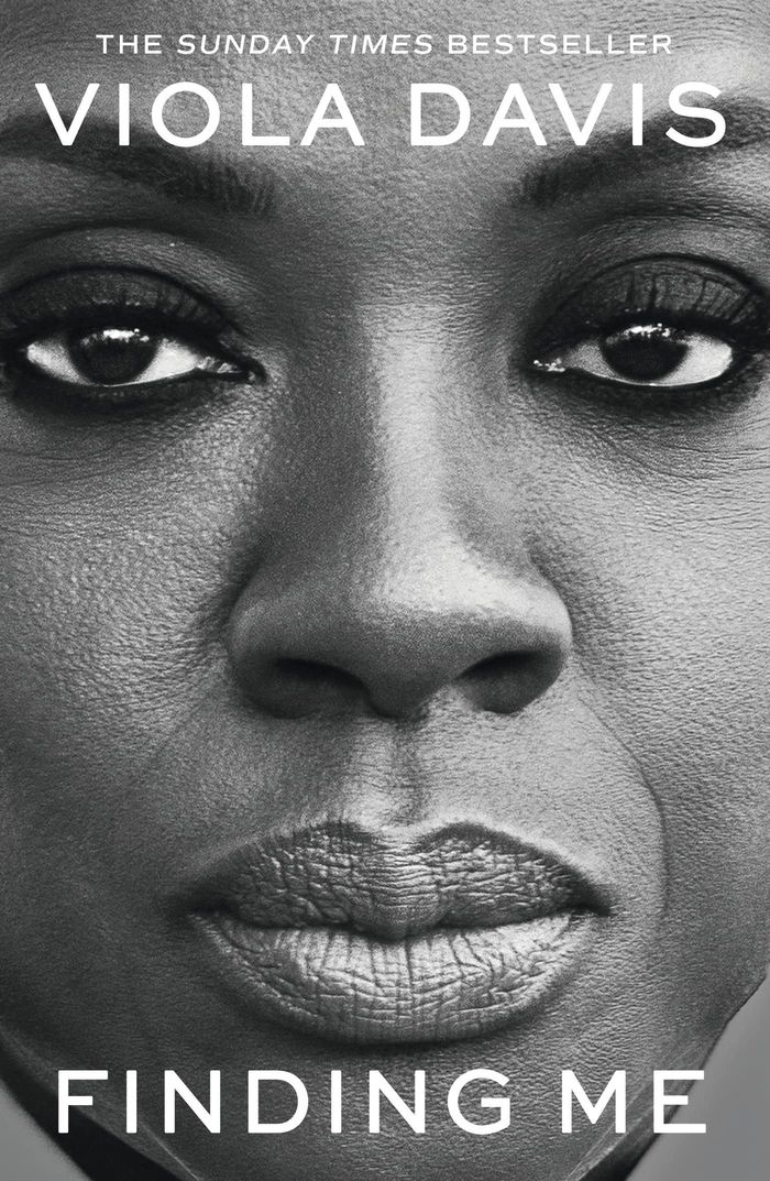 Couverture du livre « FINDING ME - THE MOVING AND DEEPLY PERSONAL MEMOIR FROM VIOLA DAVIS, AN INSTANT NO.1 SUNDAY TIMES BE », librairie Les Contes Infusés à Corte