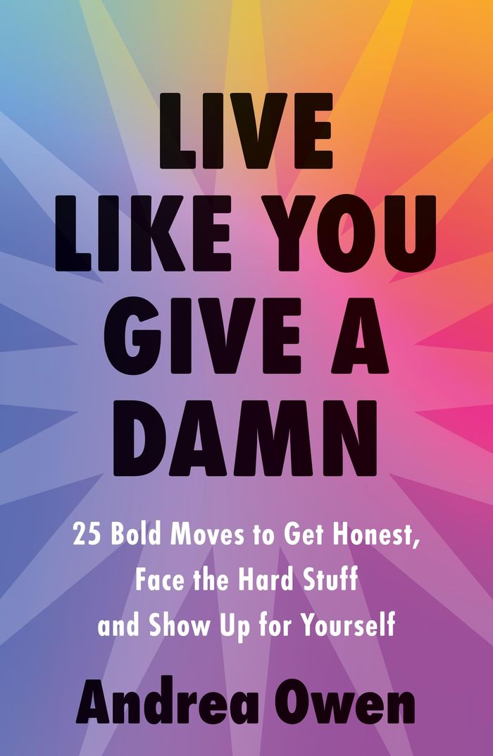 Couverture du livre « LIVE LIKE YOU GIVE A DAMN - 25 BOLD MOVES TO GET HONEST, FACE THE HARD STUFF AND SHOW UP FOR YOURSEL » de Andrea Owen, librairie Les Contes Infusés à Corte
