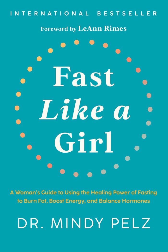 Couverture du livre « FAST LIKE A GIRL - A WOMAN'S GUIDE TO USING THE HEALING POWER OF FASTING TO BURN FAT, BOOST ENERGY, » de Mindy Pelz, librairie Les Contes Infusés à Corte
