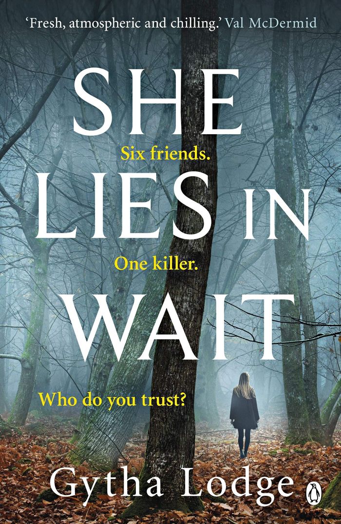 Couverture du livre « SHE LIES IN WAIT: SIX FRIENDS. ONE KILLER. WHO DO YOU TRUST? » de Lodge, Gytha, librairie Les Contes Infusés à Corte