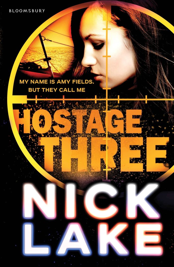 Couverture du livre « HOSTAGE THREE », librairie Les Contes Infusés à Corte