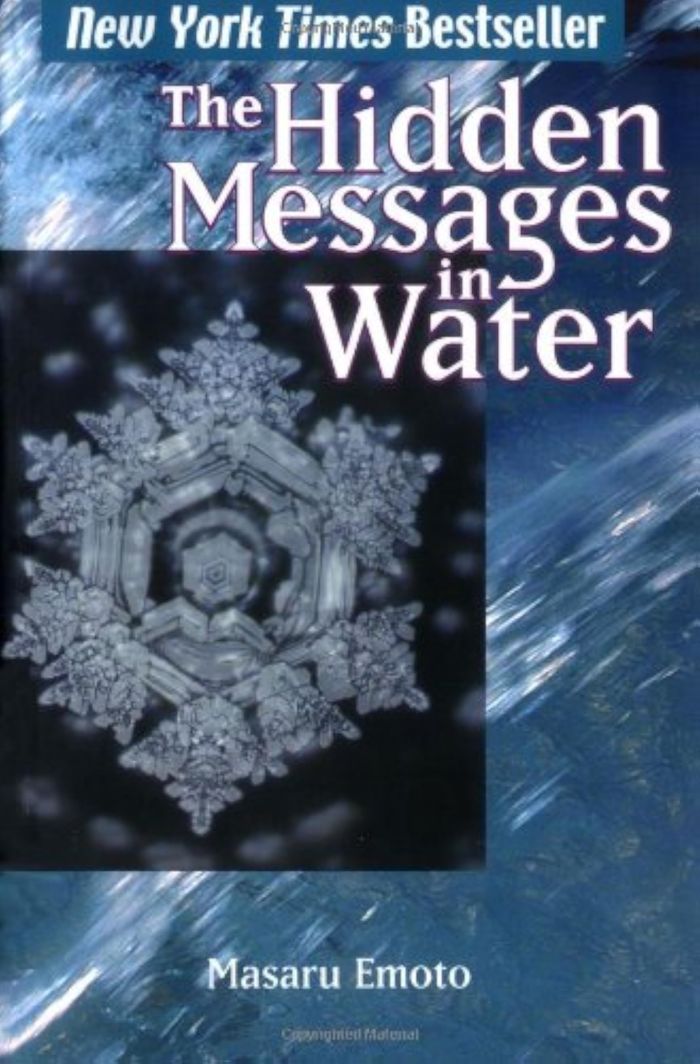 Couverture du livre « THE HIDDEN MESSAGES IN WATER » de Masaru Emoto, librairie Les Contes Infusés à Corte