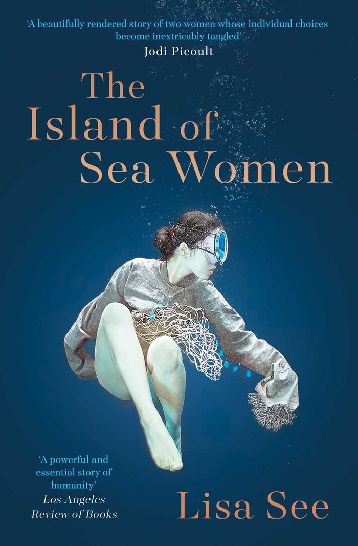 Couverture du livre « THE ISLAND OF SEA WOMEN - 'BEAUTIFULLY RENDERED' -JODI PICOULT » de Lisa See, librairie Les Contes Infusés à Corte