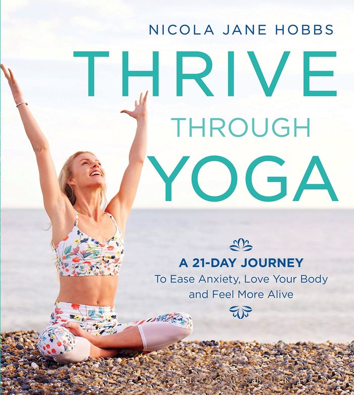 Couverture du livre « THRIVE THROUGH YOGA » de Hobbs, Jane Nicola, librairie Les Contes Infusés à Corte
