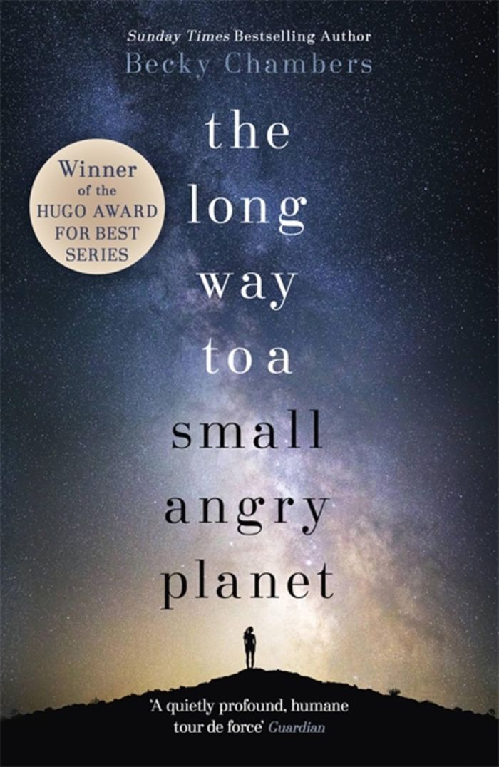 Couverture du livre « WAYFARERS - THE LONG WAY TO A SMALL, ANGRY PLANET - THE MOST HOPEFUL, CHARMING AND COSY NOVEL TO CUR » de Becky Chambers, librairie Les Contes Infusés à Corte