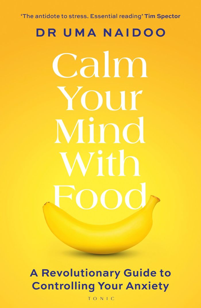 Couverture du livre « CALM YOUR MIND WITH FOOD - A DOCTOR'S GUIDE TO USING NUTRITION TO REDUCE ANXIETY, STRESS AND IMPROVE » de Uma Naidoo, librairie Les Contes Infusés à Corte