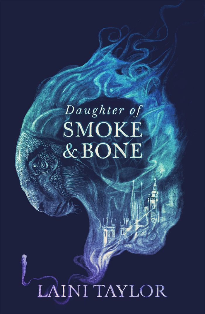 Couverture du livre « DAUGHTER OF SMOKE AND BONE TRILOGY - DAUGHTER OF SMOKE AND BONE - DISCOVER THE EVOCATIVE AND EXPERTL » de Laini Taylor, librairie Les Contes Infusés à Corte