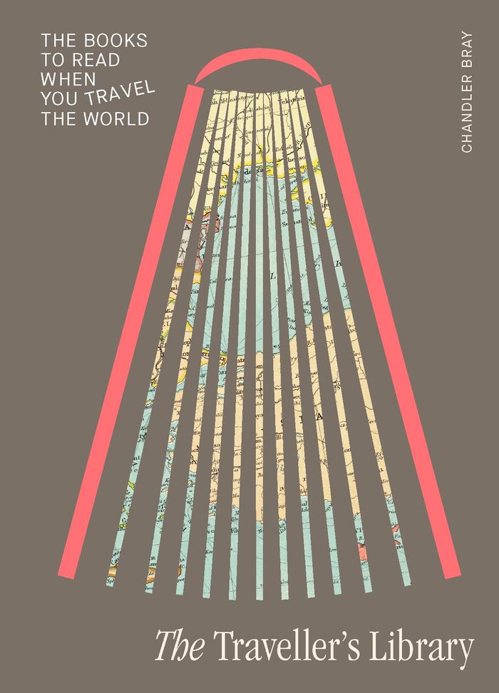 Couverture du livre « THE TRAVELLER'S LIBRARY - THE BOOKS TO READ WHEN YOU TRAVEL THE WORLD » de Chandler Bray, librairie Les Contes Infusés à Corte