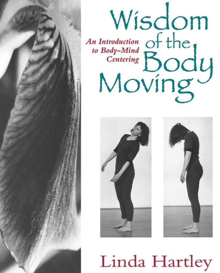 Couverture du livre « WISDOM OF THE BODY MOVING - AN INTRODUCTION TO BODY-MIND CENTERING », librairie Les Contes Infusés à Corte