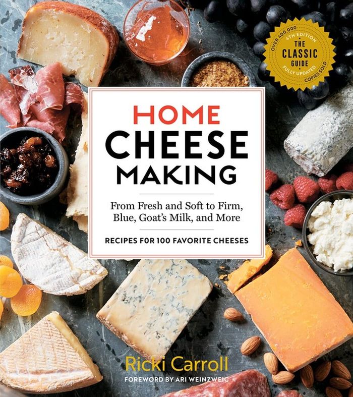 Couverture du livre « HOME CHEESE MAKING, 4TH EDITION - FROM FRESH AND SOFT TO FIRM, BLUE, GOAT'S MILK, AND MORE; RECIPES » de Carroll/weinzweig, librairie Les Contes Infusés à Corte