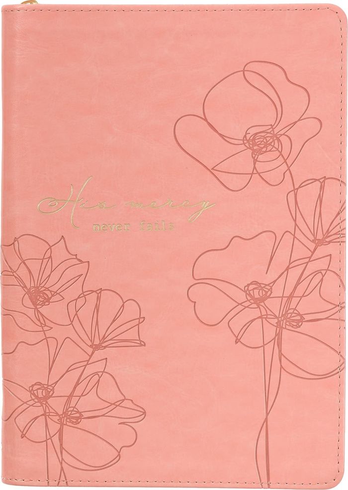 Couverture du livre « MERCY BLOSSOM PINK FAUX LEATHER JOURNAL WITH ZIPPER CLOSURE » de Collectif, librairie Les Contes Infusés à Corte