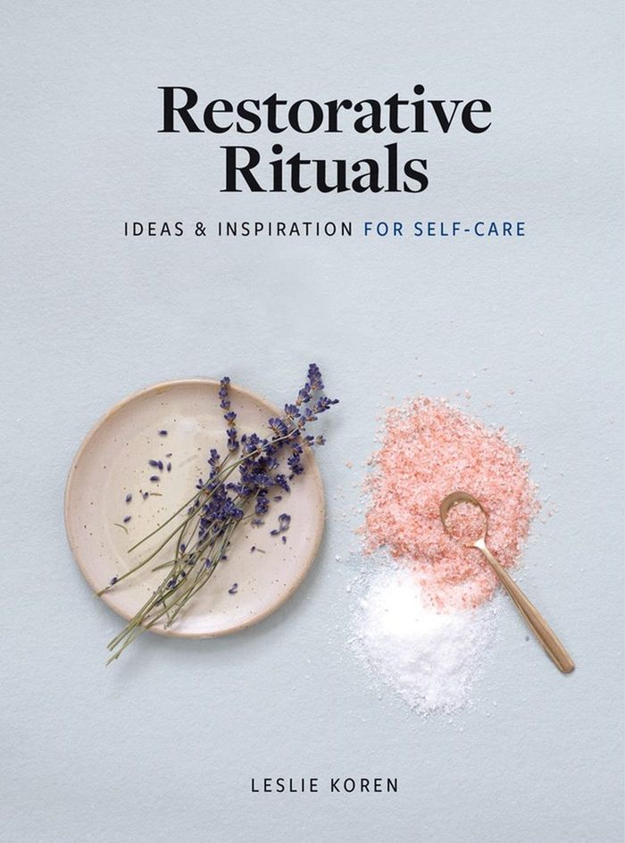 Couverture du livre « RESTORATIVE RITUALS - IDEAS AND INSPIRATION FOR SELF-CARE » de Leslie Koren, librairie Les Contes Infusés à Corte